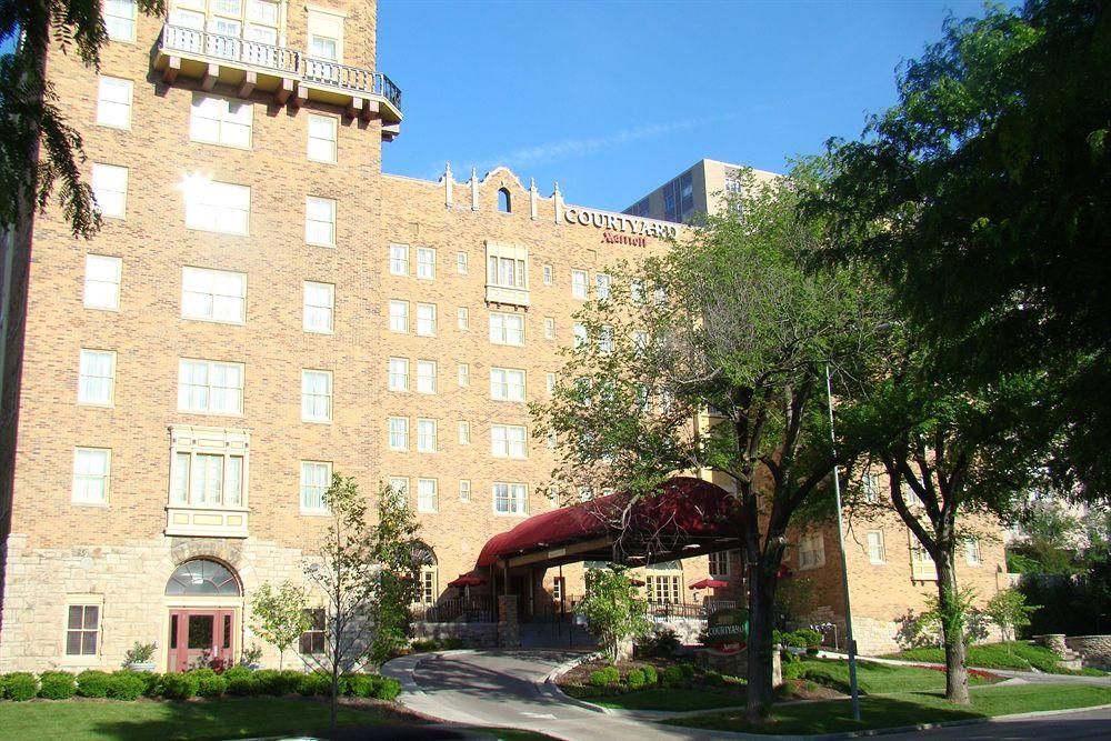 Courtyard Kansas City Country Club Plaza Exterior photo