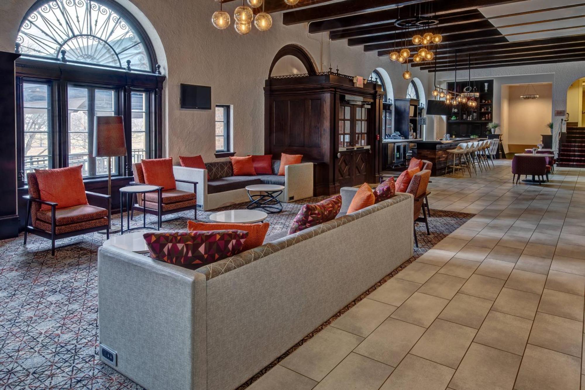 Courtyard Kansas City Country Club Plaza Exterior photo